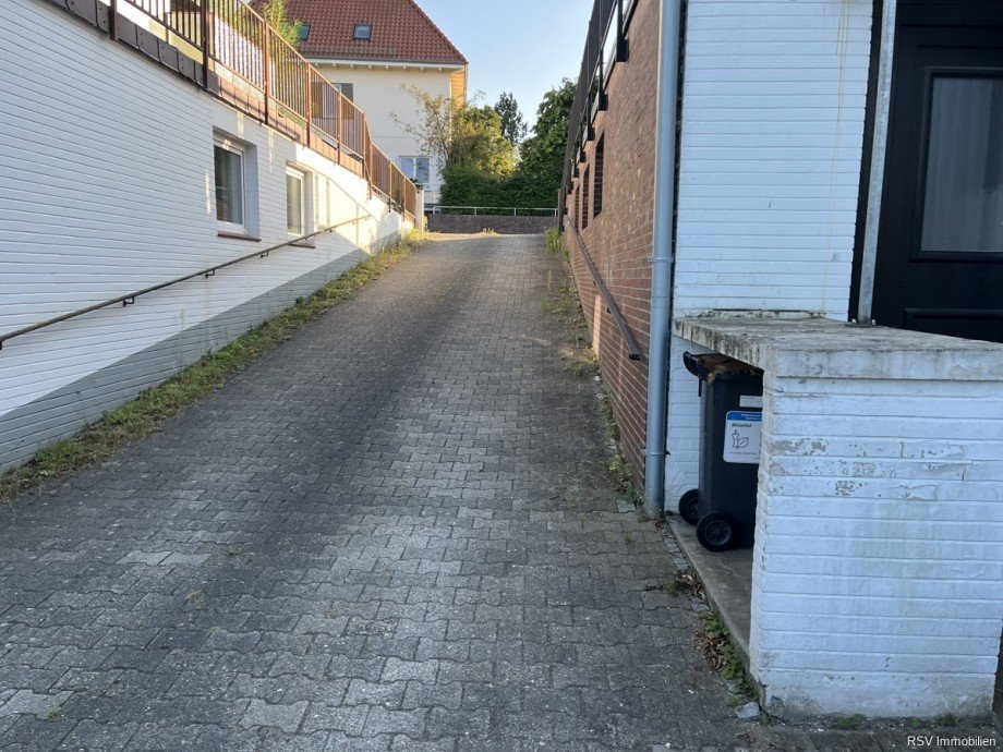 Auf und Abfahrt zu den Garagen Etagenwohnung M�lln